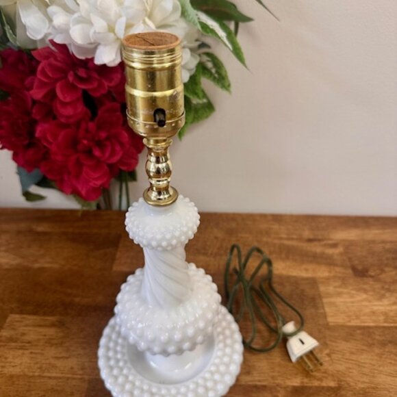 Vintage Milk Glass Hobnail Lamp –‎ Twisted Base Table Light Tested Working - Picture 5 of 6